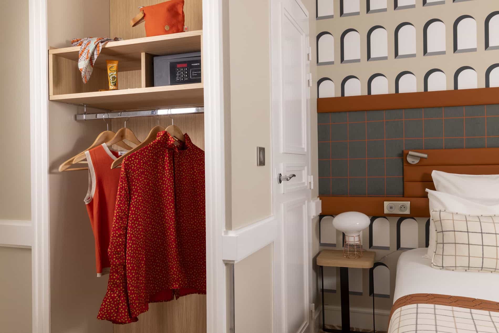 Hotel Elysée vue dressing ouvert chambres